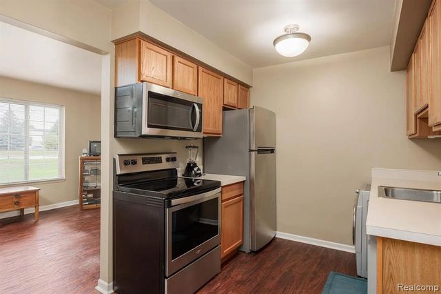 43992 Freeway Dr 94, Sterling Heights, MI 48313
