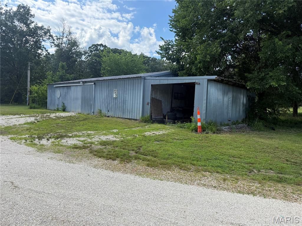 Image 37 of property listing at 8107 Highway 185, Sullivan, MO 63056