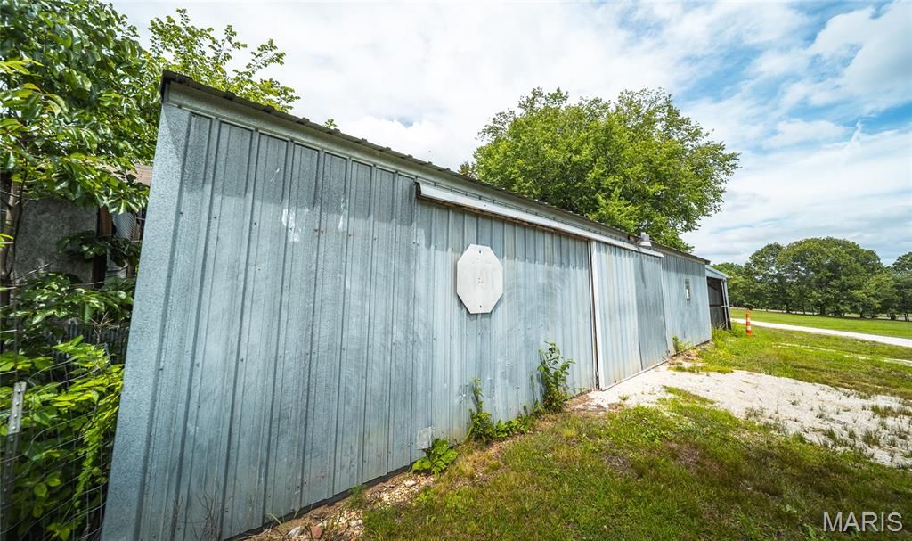 Image 5 of property listing at 8107 Highway 185, Sullivan, MO 63056