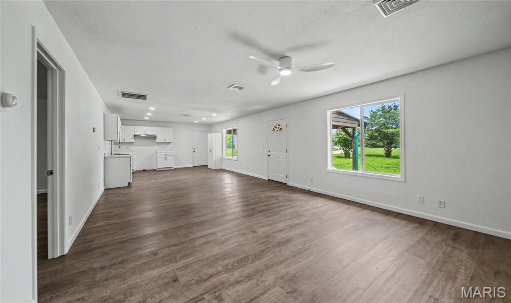 Image 6 of property listing at 8107 Highway 185, Sullivan, MO 63056