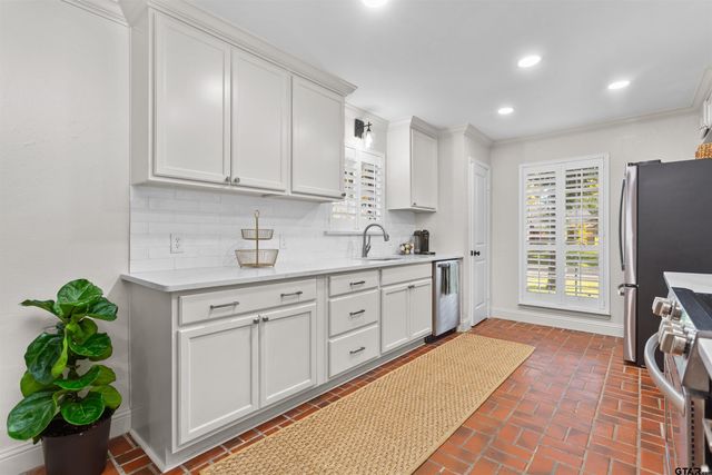 1506 Devonshire Dr, Tyler, TX 75703