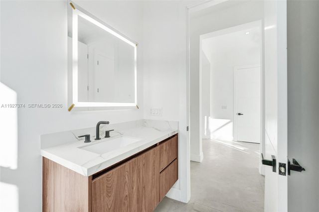 13023 Davie Oaks Dr, Davie, FL 33325