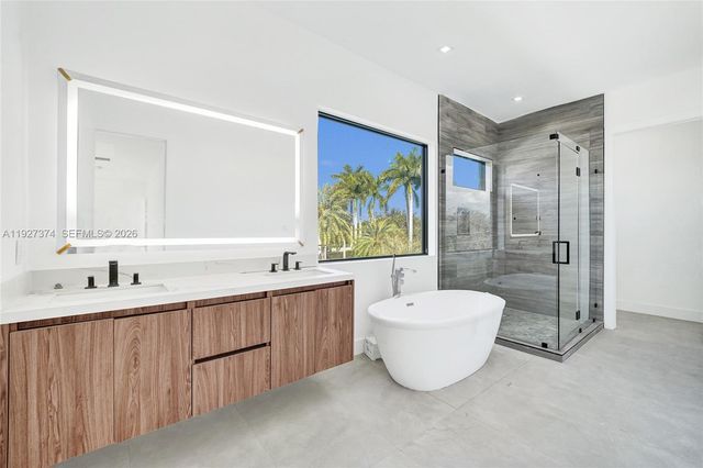 13023 Davie Oaks Dr, Davie, FL 33325