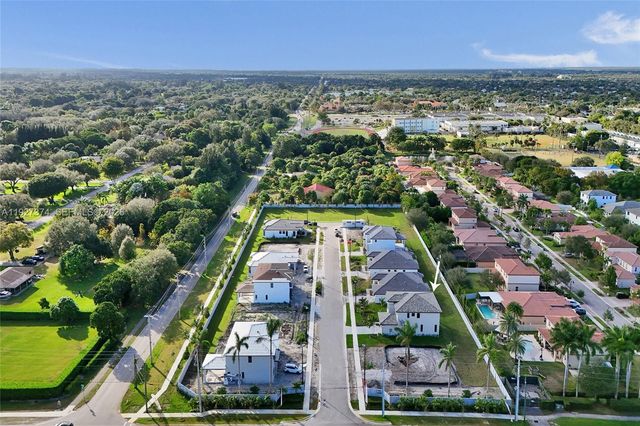 13023 Davie Oaks Dr, Davie, FL 33325