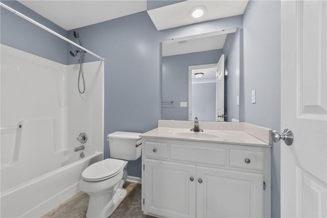 2413 SW Kenwill Drive, Lee's Summit, MO 64082