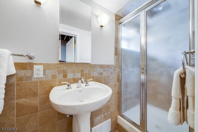20 Lincoln Ave, Livingston Twp., NJ 07039