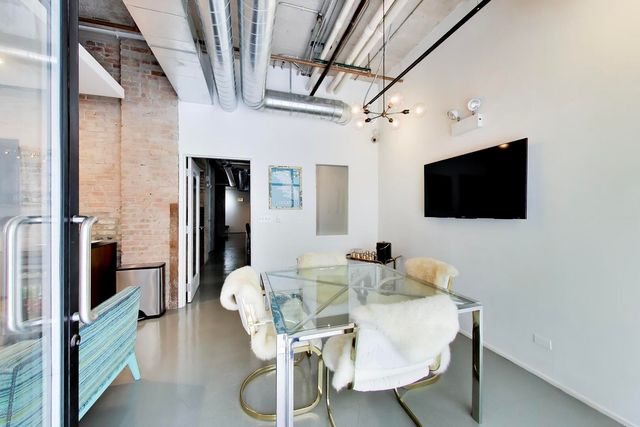 110 N PEORIA Street, Chicago, IL 60607
