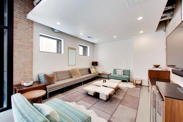 110 N PEORIA Street, Chicago, IL 60607