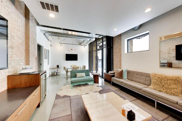 110 N PEORIA Street, Chicago, IL 60607