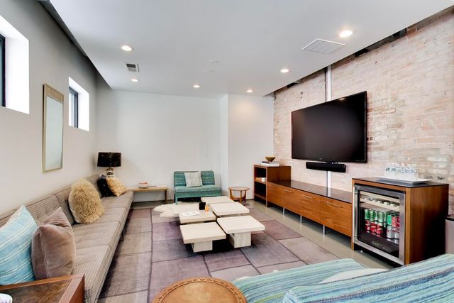 110 N PEORIA Street, Chicago, IL 60607