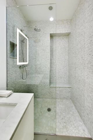 110 N PEORIA Street, Chicago, IL 60607