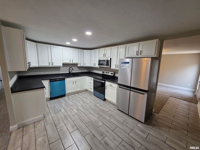 9 BRYANT Lane, Springfield, IL 62702