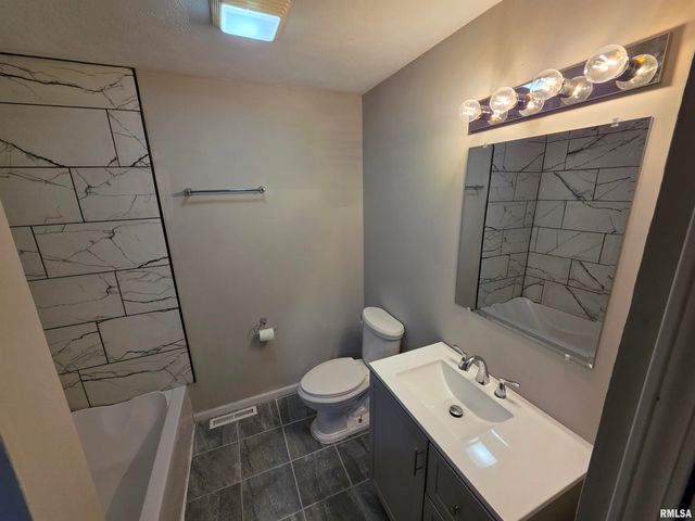 9 BRYANT Lane, Springfield, IL 62702