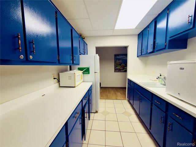 21000 Middlebelt Road, Farmington Hills, MI 48336