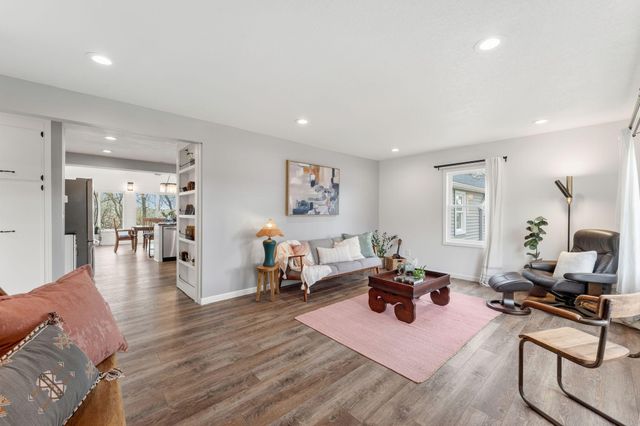 2712 Williams Drive, Burnsville, MN 55337