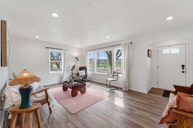 2712 Williams Drive, Burnsville, MN 55337