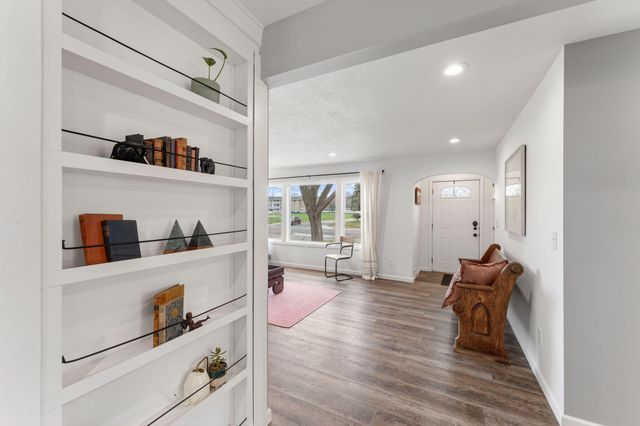 2712 Williams Drive, Burnsville, MN 55337