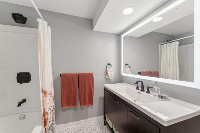 2712 Williams Drive, Burnsville, MN 55337