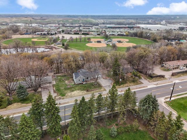 2712 Williams Drive, Burnsville, MN 55337