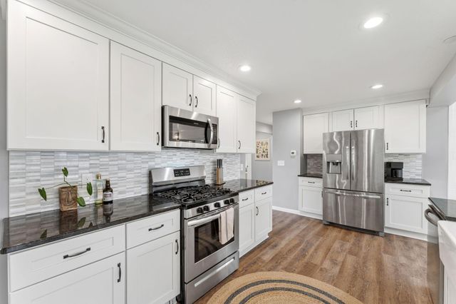 2712 Williams Drive, Burnsville, MN 55337