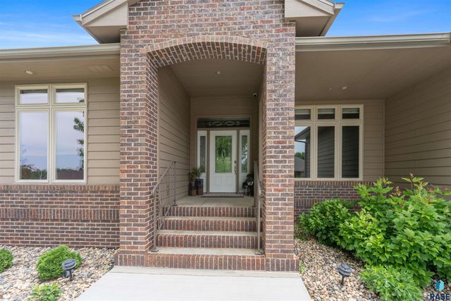 5604 S Josh Wyatt Dr Drive, Sioux Falls, SD 57108