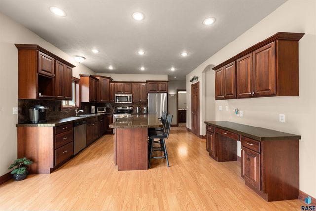 5604 S Josh Wyatt Dr Drive, Sioux Falls, SD 57108