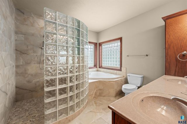 5604 S Josh Wyatt Dr Drive, Sioux Falls, SD 57108