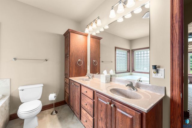 5604 S Josh Wyatt Dr Drive, Sioux Falls, SD 57108