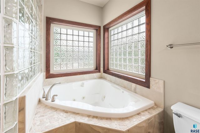 5604 S Josh Wyatt Dr Drive, Sioux Falls, SD 57108
