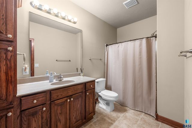 5604 S Josh Wyatt Dr Drive, Sioux Falls, SD 57108