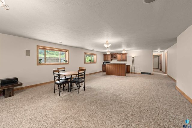 5604 S Josh Wyatt Dr Drive, Sioux Falls, SD 57108