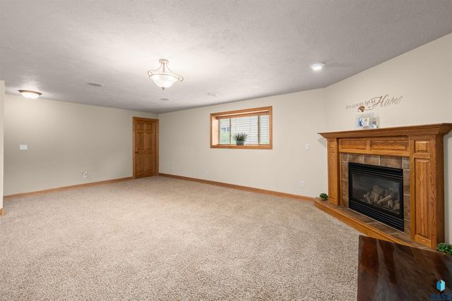 5604 S Josh Wyatt Dr Drive, Sioux Falls, SD 57108