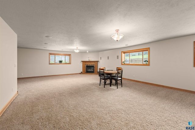 5604 S Josh Wyatt Dr Drive, Sioux Falls, SD 57108