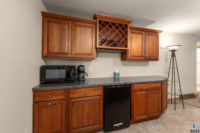 5604 S Josh Wyatt Dr Drive, Sioux Falls, SD 57108