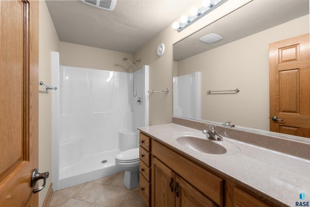 5604 S Josh Wyatt Dr Drive, Sioux Falls, SD 57108