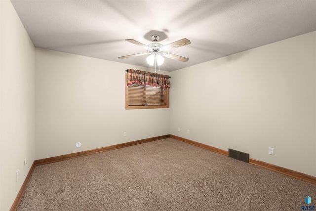 5604 S Josh Wyatt Dr Drive, Sioux Falls, SD 57108