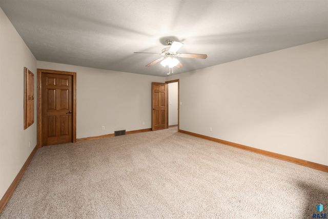 5604 S Josh Wyatt Dr Drive, Sioux Falls, SD 57108