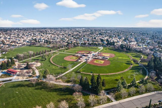 9909 Blue Lupine Pl, Elk Grove, CA 95757