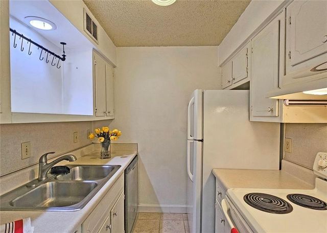 77 De Arc NW Place, Atlanta, GA 30327