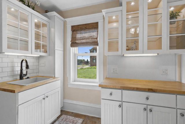 N86W16387 Appleton AVENUE, Menomonee Falls, WI 53051