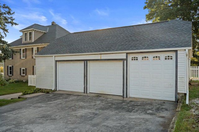 N86W16387 Appleton AVENUE, Menomonee Falls, WI 53051
