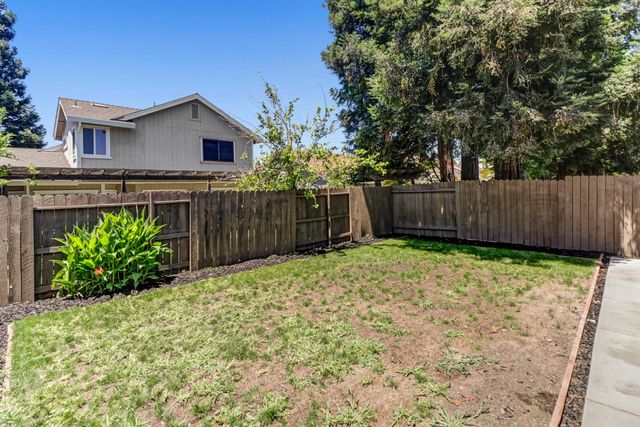 9472 Denholm Ct, Elk Grove, CA 95758