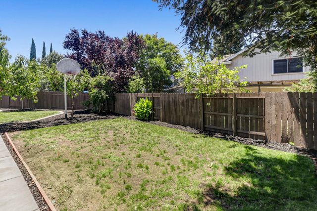 9472 Denholm Ct, Elk Grove, CA 95758
