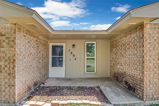 1304 Greenfield Drive, Edmond, OK 73012