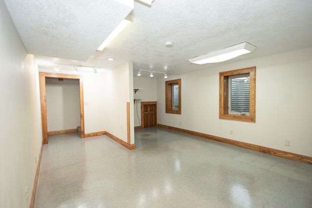 1319 W 4th Street S, Newton, IA 50208