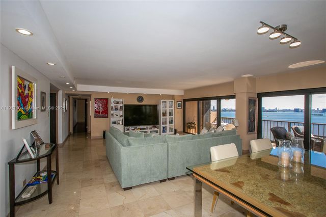 1800 NE 114th St 2105, Miami, FL 33181