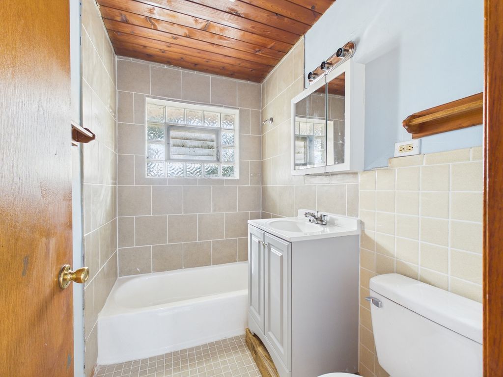 755 Dulles Road E, Des Plaines, IL 60016