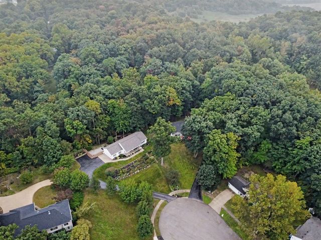 102 Hunters Trail Court, Middleville, MI 49333