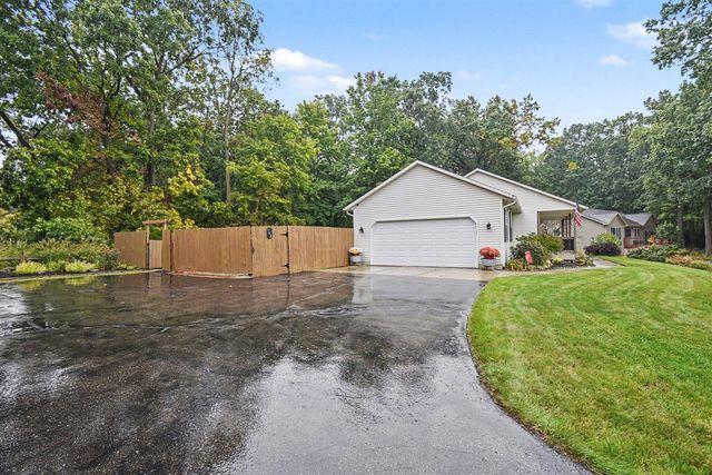 102 Hunters Trail Court, Middleville, MI 49333