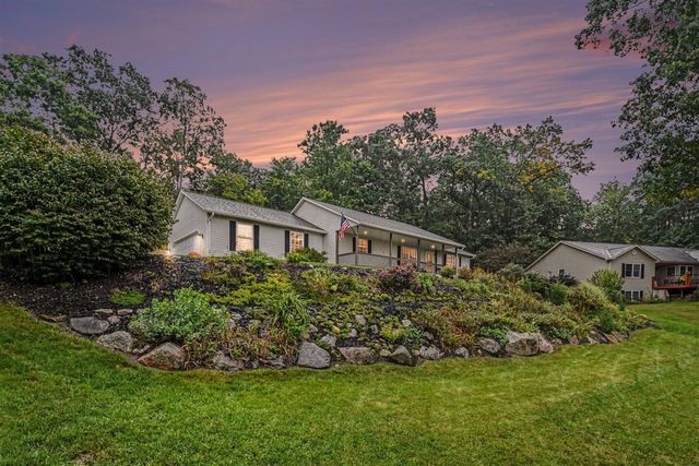 102 Hunters Trail Court, Middleville, MI 49333
